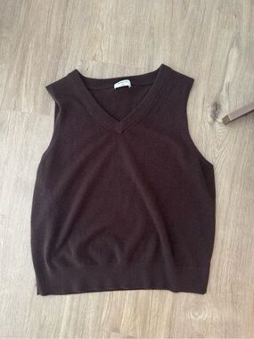 Aritzia Sleeveless V-Neck cashmere Tank in Dark Brown